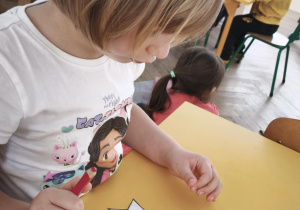 Dziewczynka koloruje kotlion