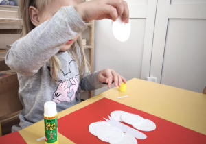 Dzieci wyklejają Godło polski z wacików