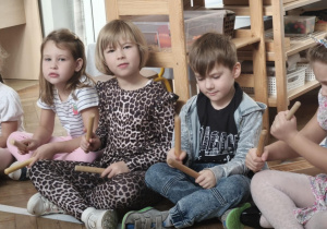 Dzieci wykonują instrumentalizację utworu Polonez