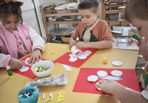 Dzieci wyklejają Godło polski z wacików