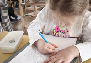 Dziewczynka odrysowuje Godło Polski