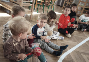 Dzieci wykonują instrumentalizację utworu Polonez