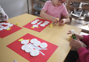 Dzieci wyklejają Godło polski z wacików