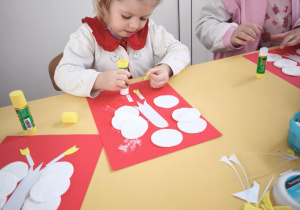 Dzieci wyklejają Godło polski z wacików