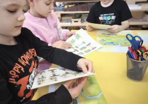 Dzieci uzupełniają kartę pracy o Polsce