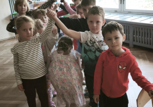 Dzieci tańczą Poloneza
