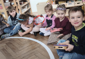 Dzieci wykonują instrumentalizację utworu Polonez