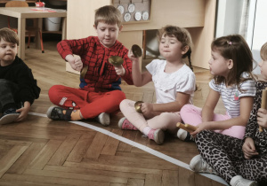 Dzieci wykonują instrumentalizację utworu Polonez