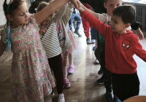 Dzieci tańczą Poloneza