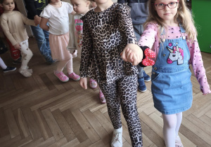 Dzieci tańczą Poloneza