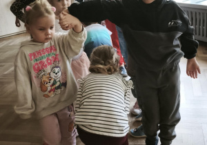 Dzieci tańczą Poloneza