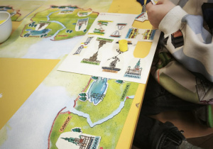 Dzieci uzupełniają kartę pracy o Polsce