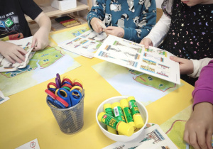 Dzieci uzupełniają kartę pracy o Polsce