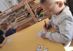 Dziewczynka koloruje kotlion