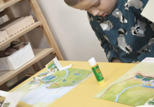 Dzieci uzupełniają kartę pracy o Polsce