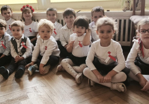 Dzieci oglądają i słuchają występy innych dzieci