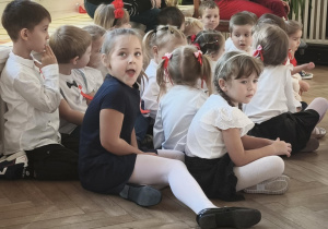 Dzieci oglądają i słuchają występy innych dzieci