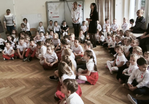 Dzieci oglądają i słuchają występy innych dzieci