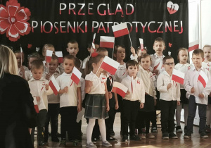 Grupa dzieci śpiewa piosenkę.