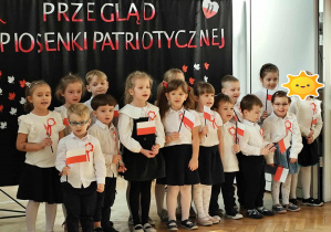 Grupa dzieci śpiewa piosenkę.