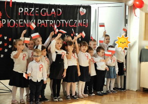 Grupa dzieci śpiewa piosenkę.