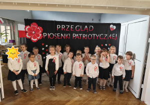 Grupa dzieci śpiewa piosenkę.