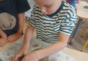 chłopiec, który uplastycznia glinę