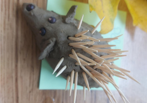 praca dziecka wykonana z naturalnego materiału z gliny