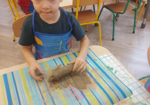 chłopiec, który z gliny zaczął formować jeża