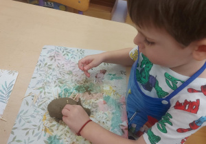 mały chłopiec, który wykorzystuje wykałaczki do zrobienia kolcy