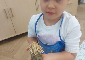 dziewczynka, która ulepiła jeża z gliny