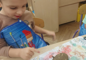 chłopiec, który pokazuje, że jego jeżyk nie ma nosa