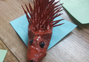 pomalowany jeż farbą