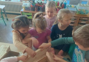 dzieci składają poszczególne elementy