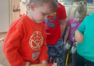 chłopiec wbijający gwoździe