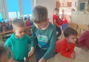 chłopcy łączą elementy dachu