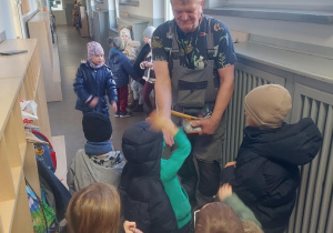 dzieci dziękują Panu Jackowi za współpracę