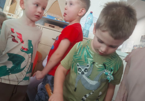 chłopiec wbijający gwoździe