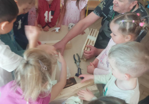 Dzieci rozpakowują poszczególne elementy