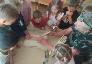 dzieci zaczynają składać poszczególne elementy