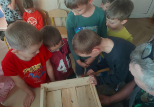 chłopiec wbija gwoździe