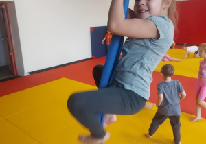 dziewczynka, która wspina się po linie