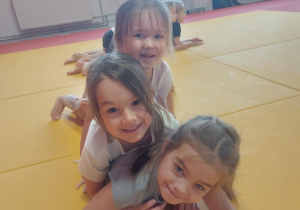 Zabawa ruchowa " Trójeczki"