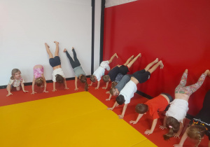 dzieci stojące na rękach