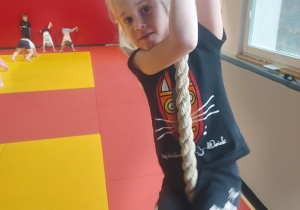 dziewczynka wspinająca się po linie