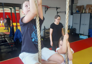 dzieci wspinające się po linie