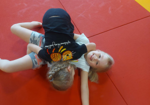 dzieci ćwiczące bloki