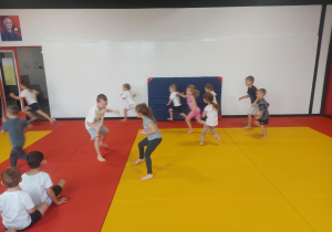 dzieci podczas zabawy ruchowej