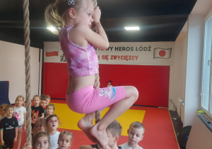 dziewczynka wspinająca się po linie