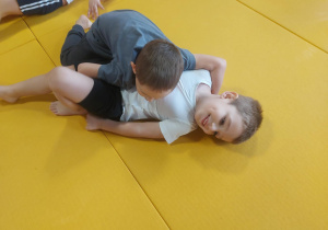 dzieci ćwiczące bloki